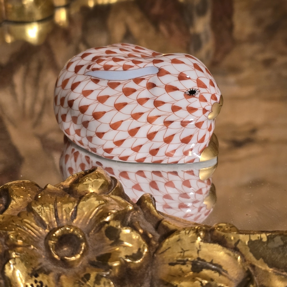 herend sitting fishnet bunny 15339 RUST RED w/gold accents STORE DISPLAY 2.25"